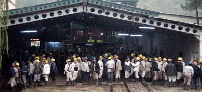 Zongludak'ta maden işçileri ocaktan çıkmama eylemi başlattı
