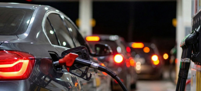 Akaryakıt makası yeniden açıldı: Benzine bir indirim daha geldi