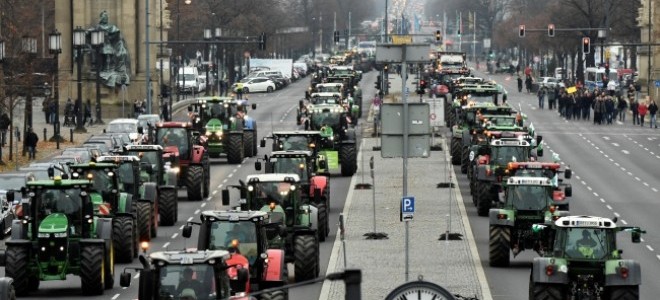 Alman çiftçilerden hükümetin tarım politikalarını protesto