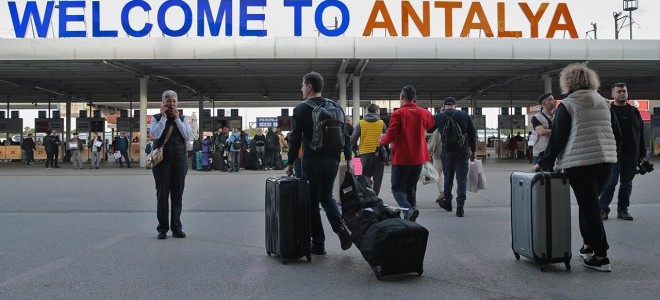 Turizmde rekor yılı: Antalya'ya hava yoluyla gelen turist sayısı 10 milyonu aştı