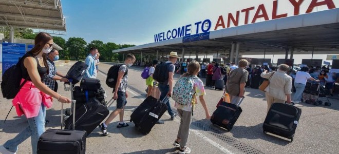 Antalya’ya Rus ve Alman akını: İlk 8 ayda 10 milyondan fazla ziyaretçi geldi