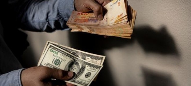 Arjantin pesosu, dolar karşısında %50'den fazla devalüe edilecek