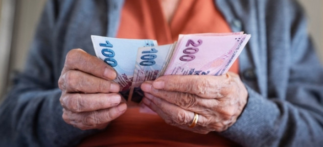 Aylık farkı hesaplandı: Emekli olmak için 2025 mi 2026 mı daha avantajlı?
