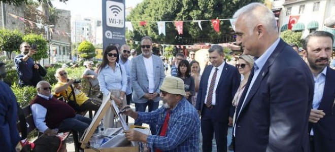 Bakan açıkladı: Antalya'ya gelen turist sayısı 15 milyonu geçti