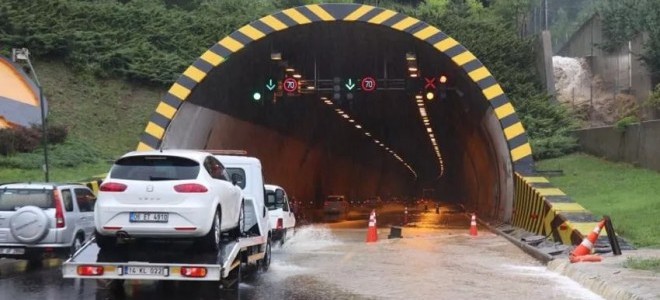 Bakanlık açıkladı: Sel ve heyelanın ardından trafiğe kapanan yollar ve alternatif güzergahlar