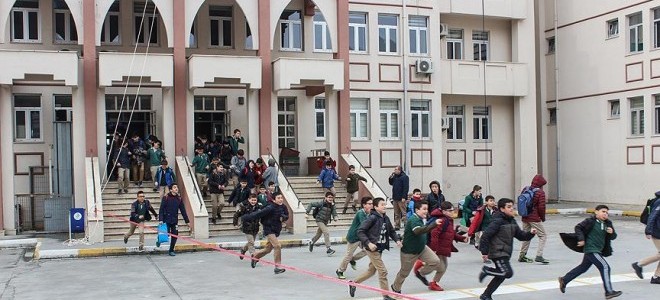 Deprem bölgesindeki okullarda devam şartı aranmayacak: İsteyenlerin farklı illere nakli yapılacak