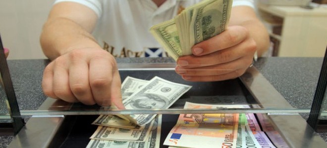 Dolar dengelenme arayışına girdi: Ekonomistler dövize olan talebe dikkat çekti