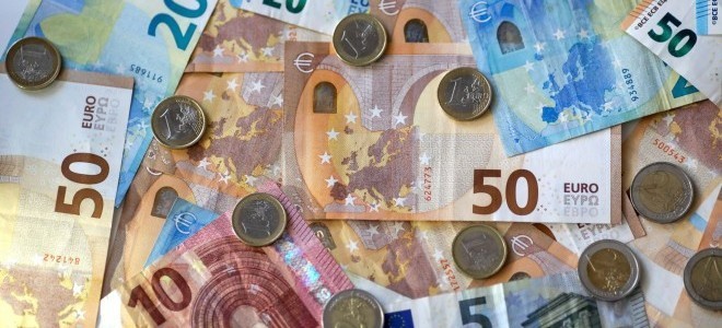 ECB anketinde ekonomistler 2025 büyüme tahminini düşürdü