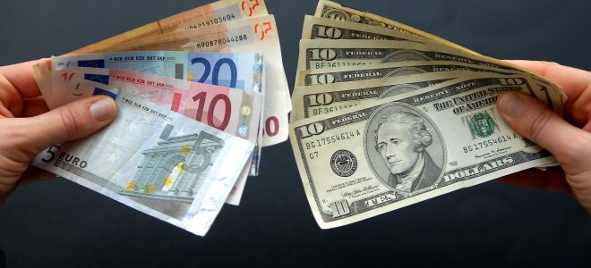 Euro/dolar Fed toplantısı haftasına gerileyerek başladı
