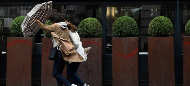 Fransa'da fırtına alarmı: 380 bin hanede elektrikler kesildi