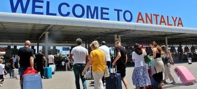 Hava yolu ile Antalya'ya gelen turist sayısı 9 milyonu aştı