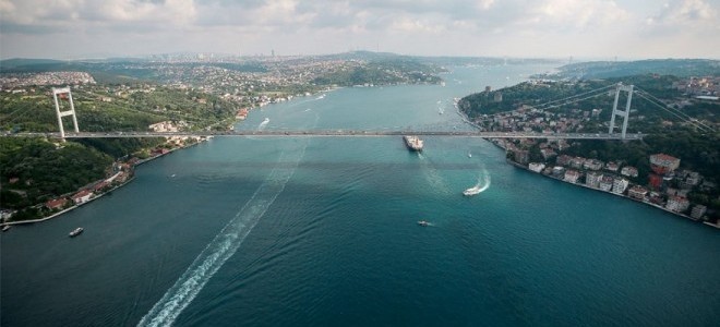 İstanbul Boğazı'nda gemi trafiği çift yönlü askıya alındı