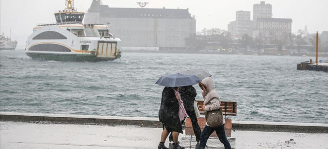 İstanbul Valiliği'nden akşam saatleri için sağanak ve fırtına uyarısı