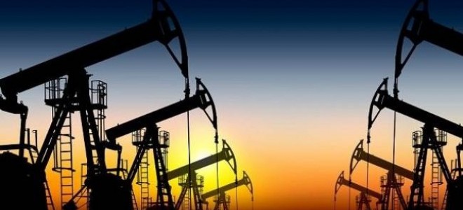 Küresel ticari belirsizliklerle petrol fiyatlarındaki düşüş sürüyor