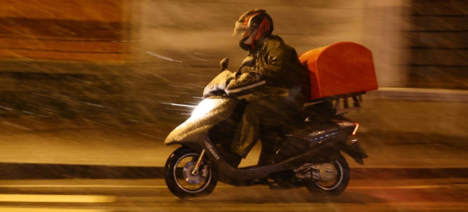 Kuryelerin sürücü belgelerinde yaş sınırı 69'a yükseltildi