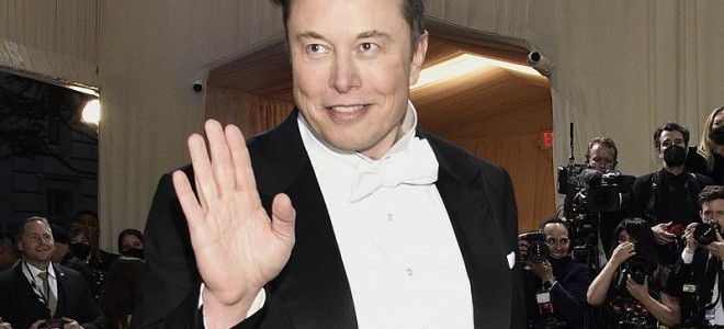 Musk, Twitter'da işletmeler ve hükümetler için 'hafif' bir ücret talep edebileceğini söyledi