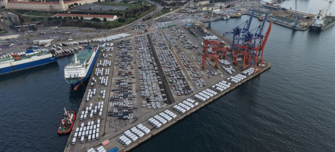Gümrük onayı bekleyen araçlar Haydarpaşa Limanı’nı doldurdu