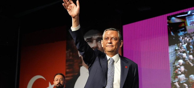 Özgür Özel yeniden CHP Genel Başkanı seçildi