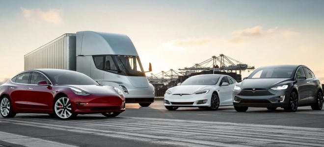 Tesla 5 milyonuncu elektrikli aracını banttan indirdi