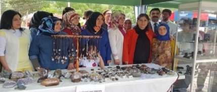 Çorumlu kadınların işlediği süs taşları Amerika'ya gönderiliyor
