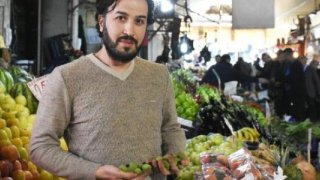 Kayısı Çağlası Ve Can Eriği Tezgâhta