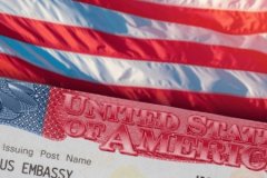 ABD 75 ülkenin vize işlemlerini askıya alırken İngilizce şartı da getiriyor