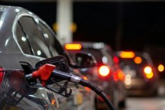 Akaryakıt makası yeniden açıldı: Benzine bir indirim daha geldi