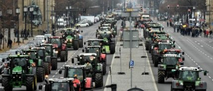 Alman çiftçilerden hükümetin tarım politikalarını protesto