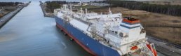 Almanya'nın ilk yüzer LNG terminali açıldı