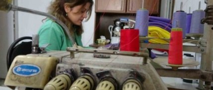 Atık kumaşları kıyafete dönüştürüp, çeyrek fiyatına satıyor (Videolu)