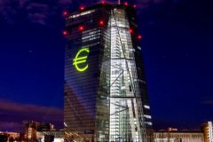 Avrupa Merkez Bankası risklerin düştüğü görüşünde 