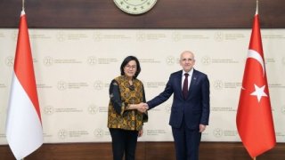 Bakan Şimşek, Endonezya Maliye Bakanı Indrawati ile görüştü