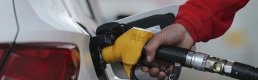 Benzine beklenen 28 kuruşluk indirim kesinleşti