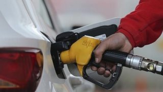 Benzine beklenen 28 kuruşluk indirim kesinleşti