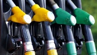 Benzine beklenen zam geldi