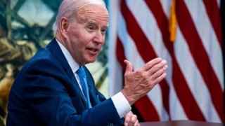 Biden, benzin için geçici vergi muafiyeti verebileceklerini bildirdi