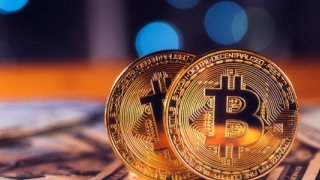 Bitcoin 10 ayın en düşük seviyesine geriledi