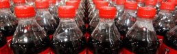 Coca Cola uyardı: Trump’ın politikaları plastik şişe kullanımını artırabilir
