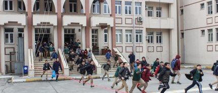 Deprem bölgesindeki okullarda devam şartı aranmayacak: İsteyenlerin farklı illere nakli yapılacak
