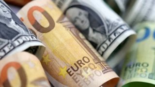 Dolar dengelenirken euro parite üzerinde kalmaya çalışıyor