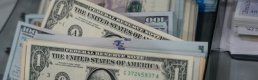 Dolar endeksi haftaya bir ayın zirvesine çıkarak başladı
