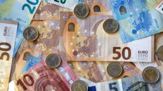 ECB anketinde ekonomistler 2025 büyüme tahminini düşürdü