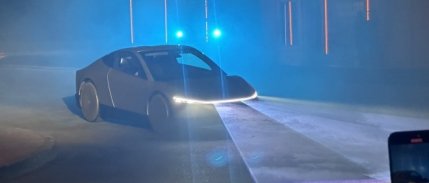 Elon Musk, direksiyon ve pedalsız robotaksiyi tanıttı