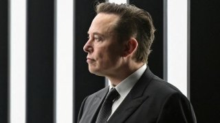 Elon Musk uyardı: Yolun sonu ekmek kuyruklarına çıkar