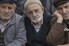 Emekliler zamlı maaşların ay sonuna yetişip yetişmeyeceğini merak ediyor