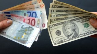 Euro/dolar Fed toplantısı haftasına gerileyerek başladı