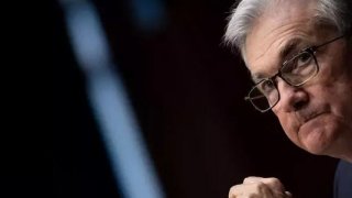 Fed Başkanı Powell'dan artan ekonomik risklere karşı uyarı
