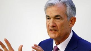 Fed Başkanı Powell faiz oranlarını artırmayı düşünmekten çok uzak olduklarını söyledi