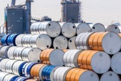 Fitch'ten petrol piyasası analizi: Arz fazlası riskleri dizginliyor