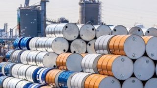 Fitch'ten petrol piyasası analizi: Arz fazlası riskleri dizginliyor